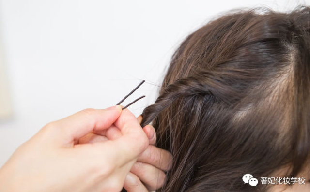 秋天适合戴帽子的编发教程中长发,适合秋天的新中式简单编发