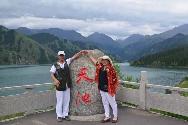 带着老伴穷游,开房车带老伴穷游