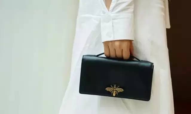 总说要Chanel、LV包包,但你连锁扣怎么打开都不知道!