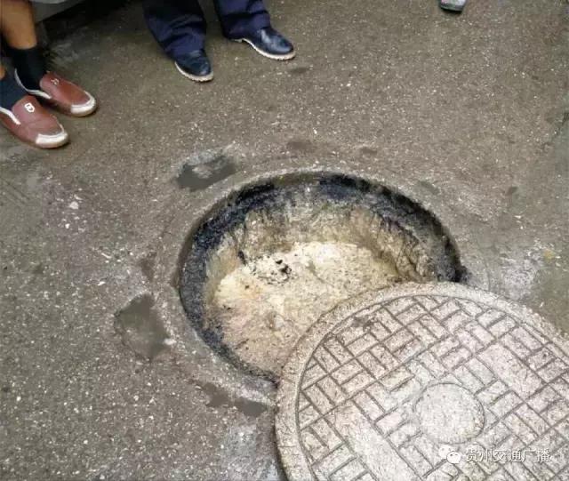 市民举报污水满出来啦!12345市长热线来解决