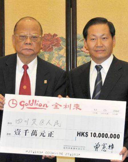 他身价亿万,每天开销只50块,出行一辆200万的奔驰,捐款10亿!