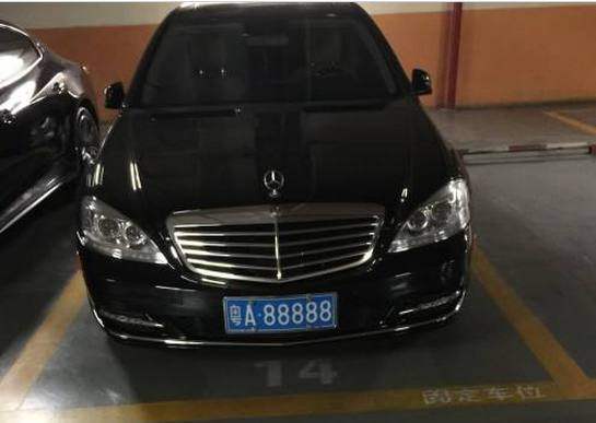 他身价亿万,每天开销只50块,出行一辆200万的奔驰,捐款10亿!