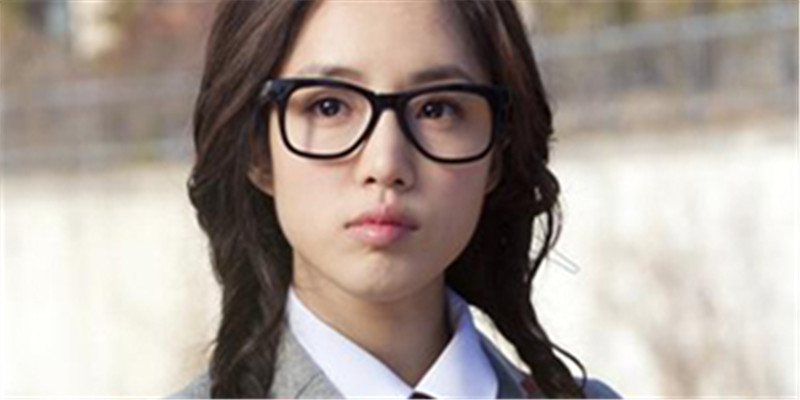 戴框架眼镜会让眼变小吗,长期戴框架眼镜脸部会变形吗