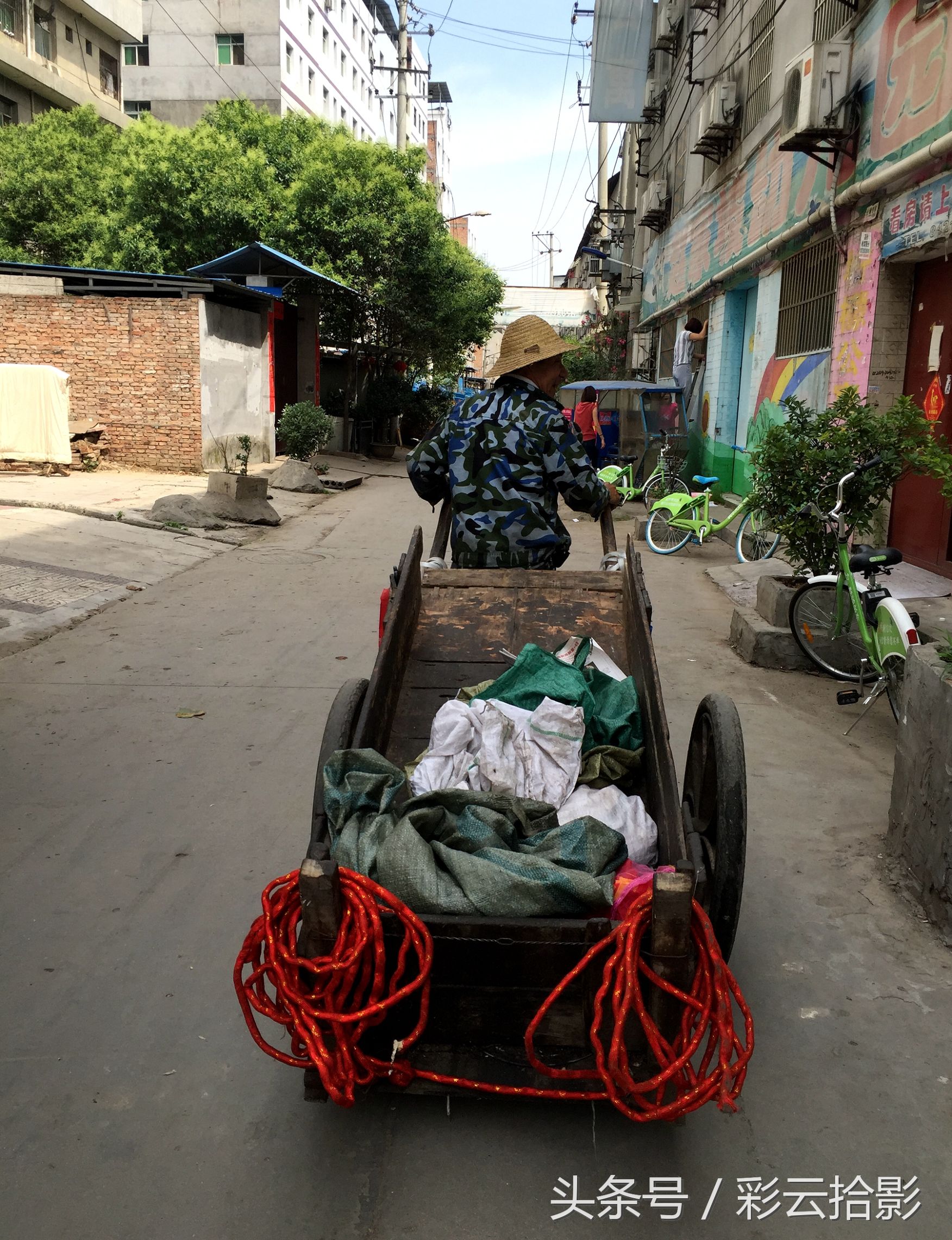 老人捡破烂一年攒了8000块钱后续,老人一年捡破烂赚了8000原视频