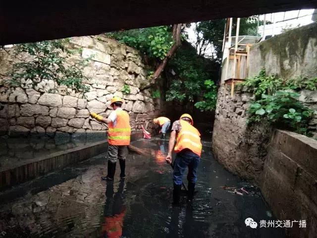 市民举报污水满出来啦!12345市长热线来解决