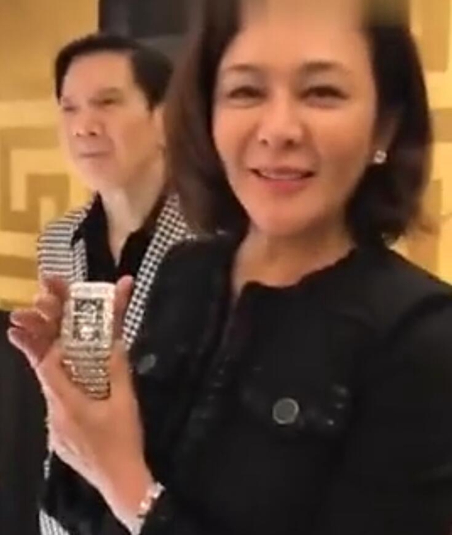 关之琳试戴一亿手表,向太关之琳钻石手表