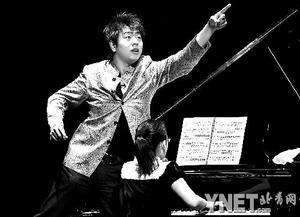 郎朗弹琴摇头晃脑,郎朗弹钢琴摇头晃脑视频