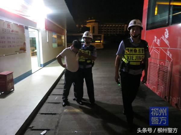 男子凌晨钓鱼遭遇河水暴涨被困,男子江边游泳遇险