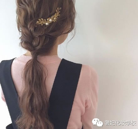 秋天适合戴帽子的编发教程中长发,适合秋天的新中式简单编发