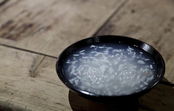 月子里喝米酒有什么好处,老年人喝米酒有什么好处