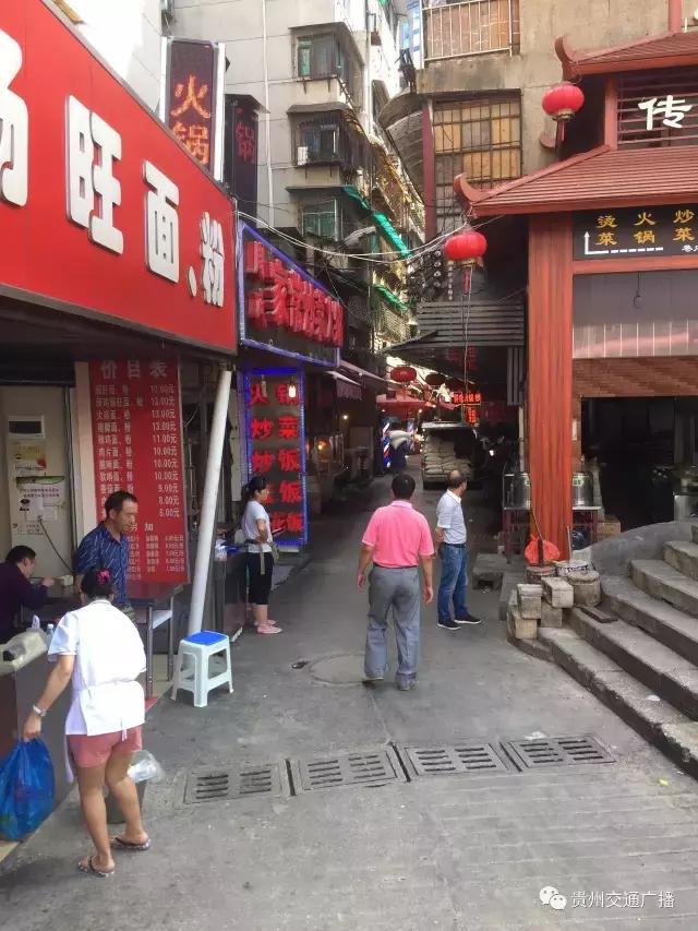 市民举报污水满出来啦!12345市长热线来解决