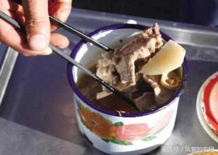 农村山里大叔一个月挣多少钱,农村大叔靠手艺赚钱