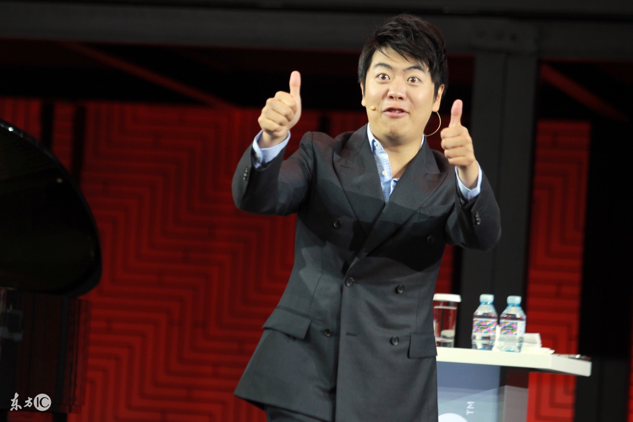 郎朗弹琴摇头晃脑,郎朗弹钢琴摇头晃脑视频