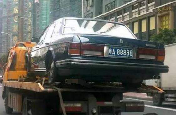 他身价亿万,每天开销只50块,出行一辆200万的奔驰,捐款10亿!