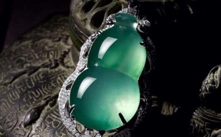 不同光线颜色不变的翡翠是假的吗,哪种颜色的翡翠好