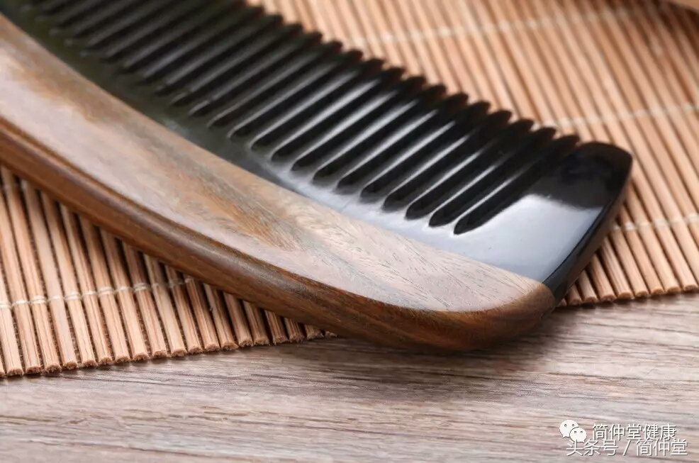 用牛角梳早晚梳头100下有什么好处,牛角梳梳头的好处和功效
