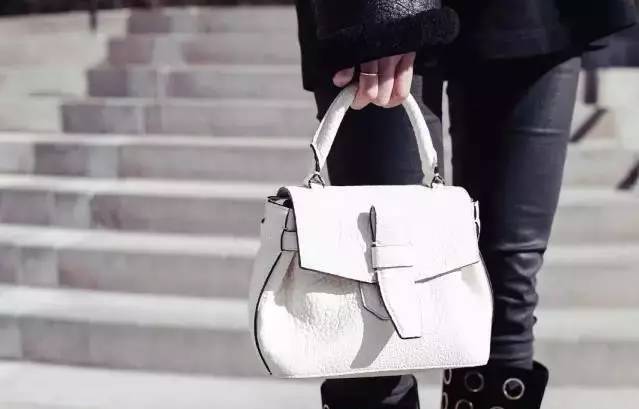 总说要Chanel、LV包包,但你连锁扣怎么打开都不知道!