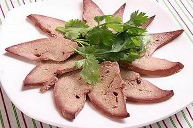 孕妈在怀孕期间不注意饮食,上厕所时竟然出现了血便