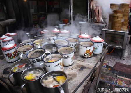 农村山里大叔一个月挣多少钱,农村大叔靠手艺赚钱