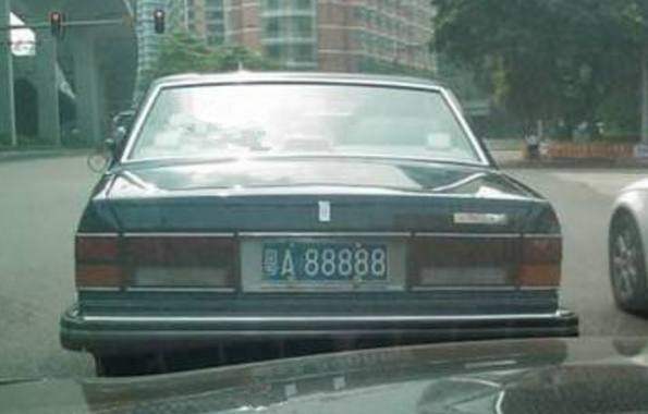 他身价亿万,每天开销只50块,出行一辆200万的奔驰,捐款10亿!