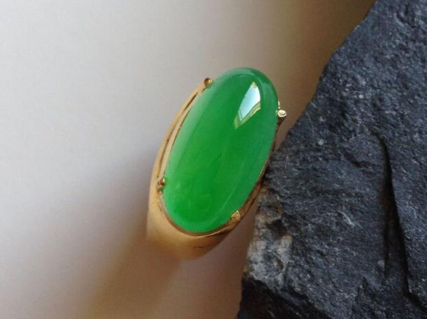 不同光线颜色不变的翡翠是假的吗,哪种颜色的翡翠好