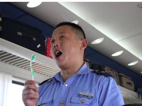 还记得火车上的推销员吗，他们一个月工资多少呢？赚的越来越少了