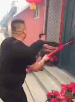 租了宝马，放上饮料，坐等妹子上车，结果被环卫大妈先拿了