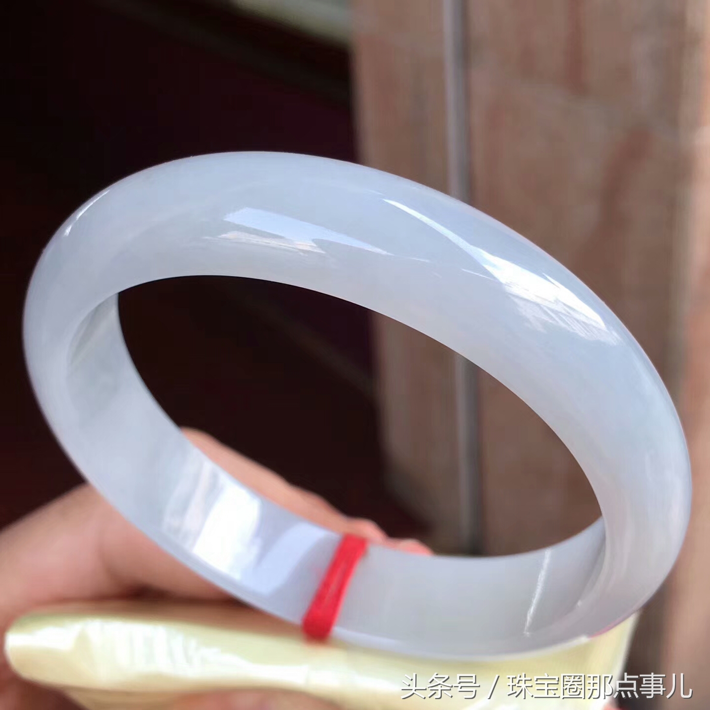 万元左右的玉手镯值得买吗,万元左右的翡翠镯芯料