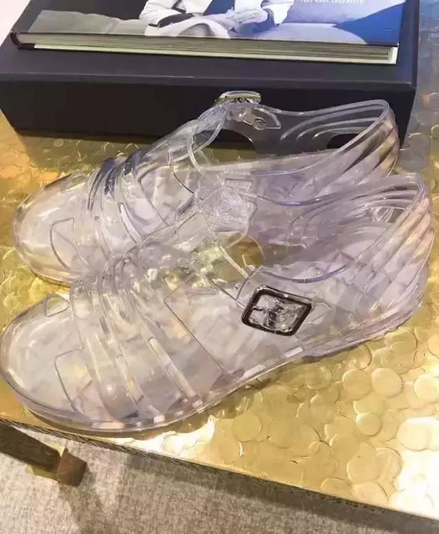 小时候买黑色的凉鞋,小时候凉鞋现在卖多少钱