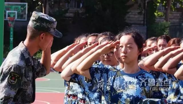 日头高高挂军训的姑娘晒黑啦