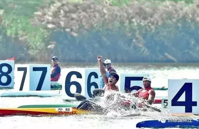 女白领醉酒后回家,28岁女孩深夜醉酒