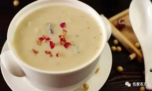 你的骨头正在泡沫化!知名康复专家:一颗洋葱就能帮你找回骨本