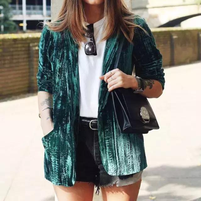 终于可以偷穿奶奶的丝绒裙出去浪了~