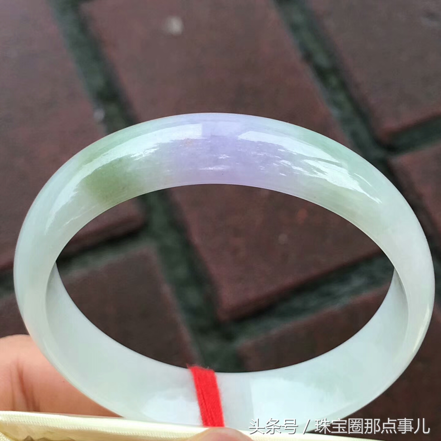 万元左右的玉手镯值得买吗,万元左右的翡翠镯芯料