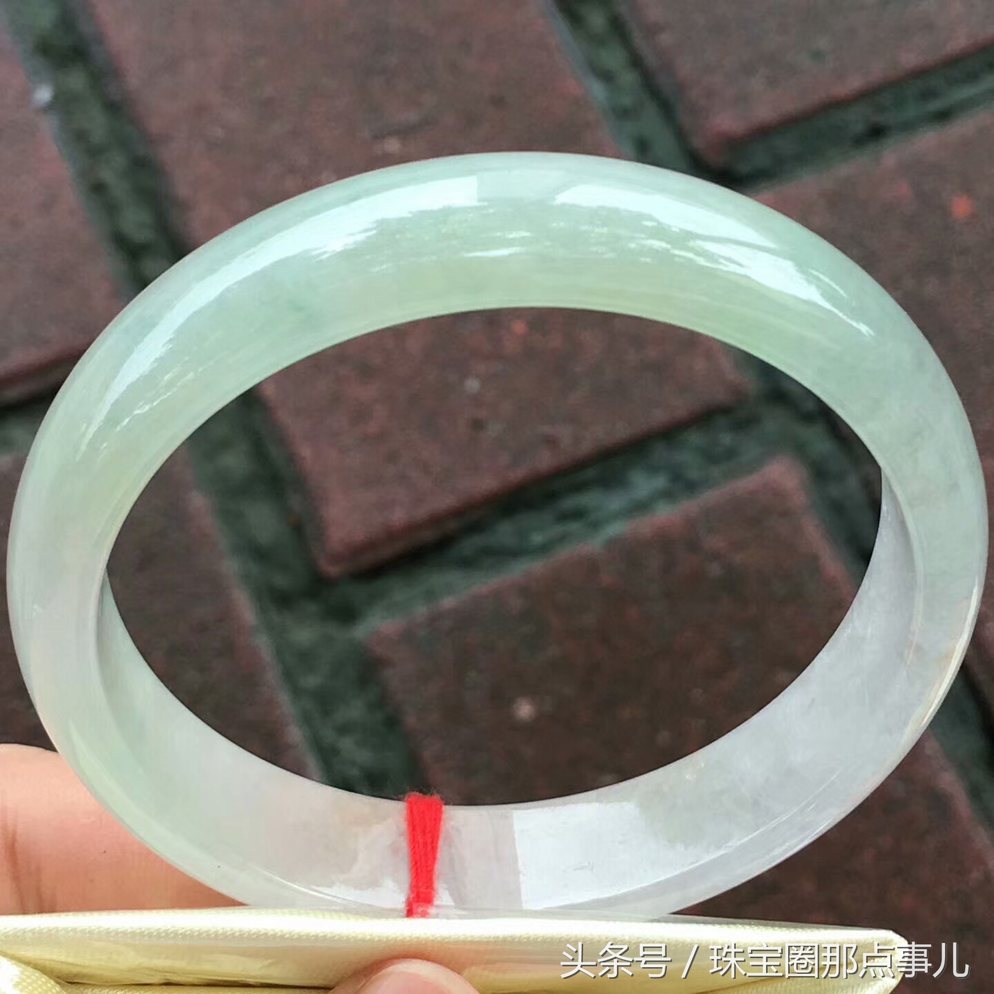 万元左右的玉手镯值得买吗,万元左右的翡翠镯芯料