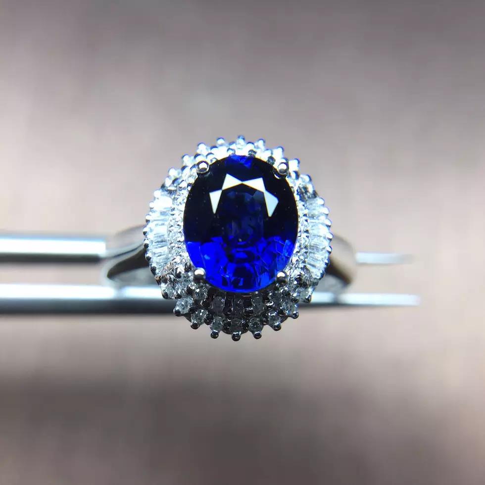 蓝宝石如何佩戴最吸睛,让她们来告诉你!