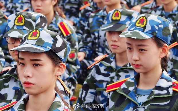 日头高高挂军训的姑娘晒黑啦