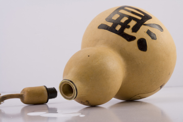 做个偶尔嗜酒的文艺愤青