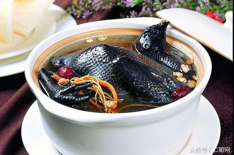 秋季乌鸡炖汤放什么材料最好,立冬进补乌鸡的正确方法