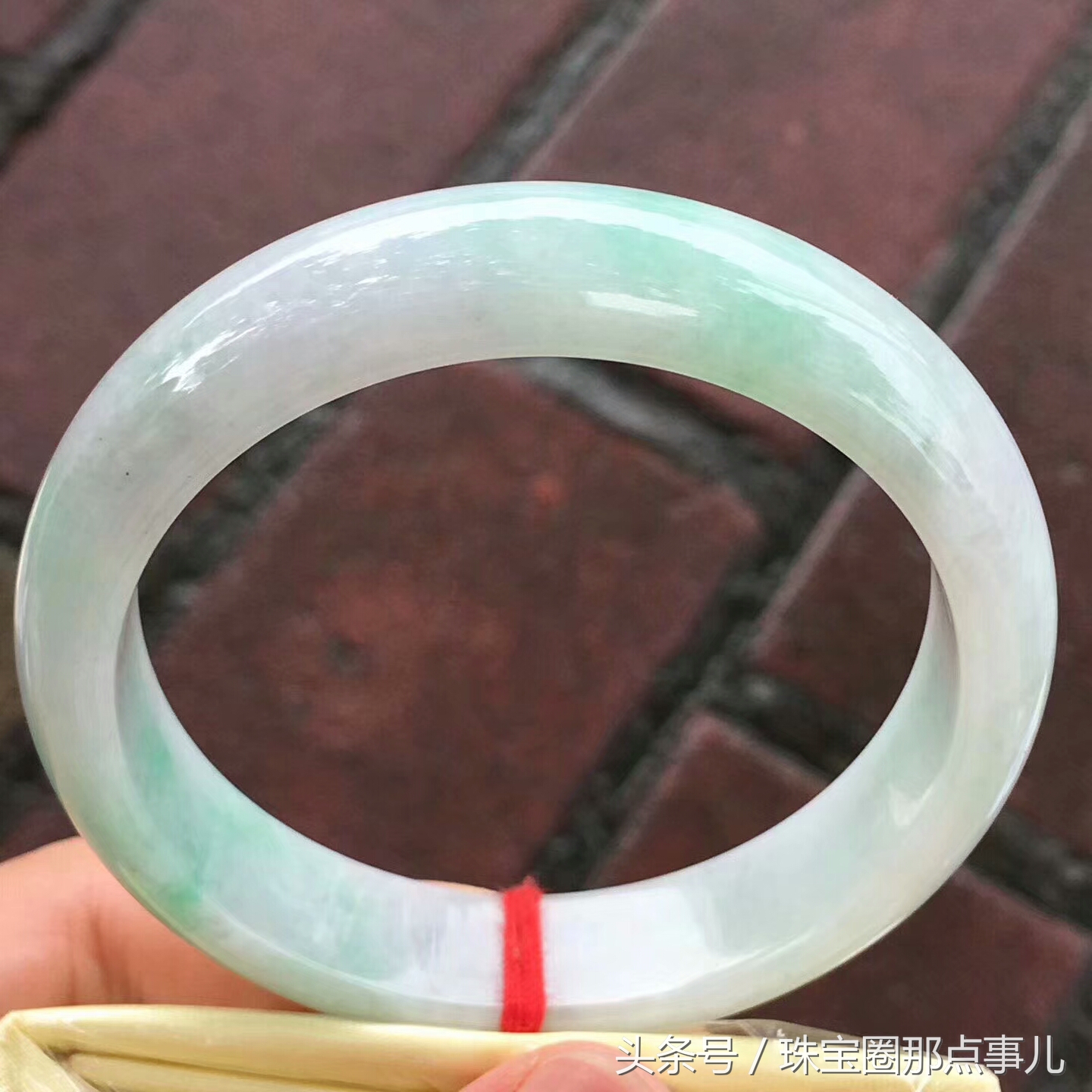 万元左右的玉手镯值得买吗,万元左右的翡翠镯芯料