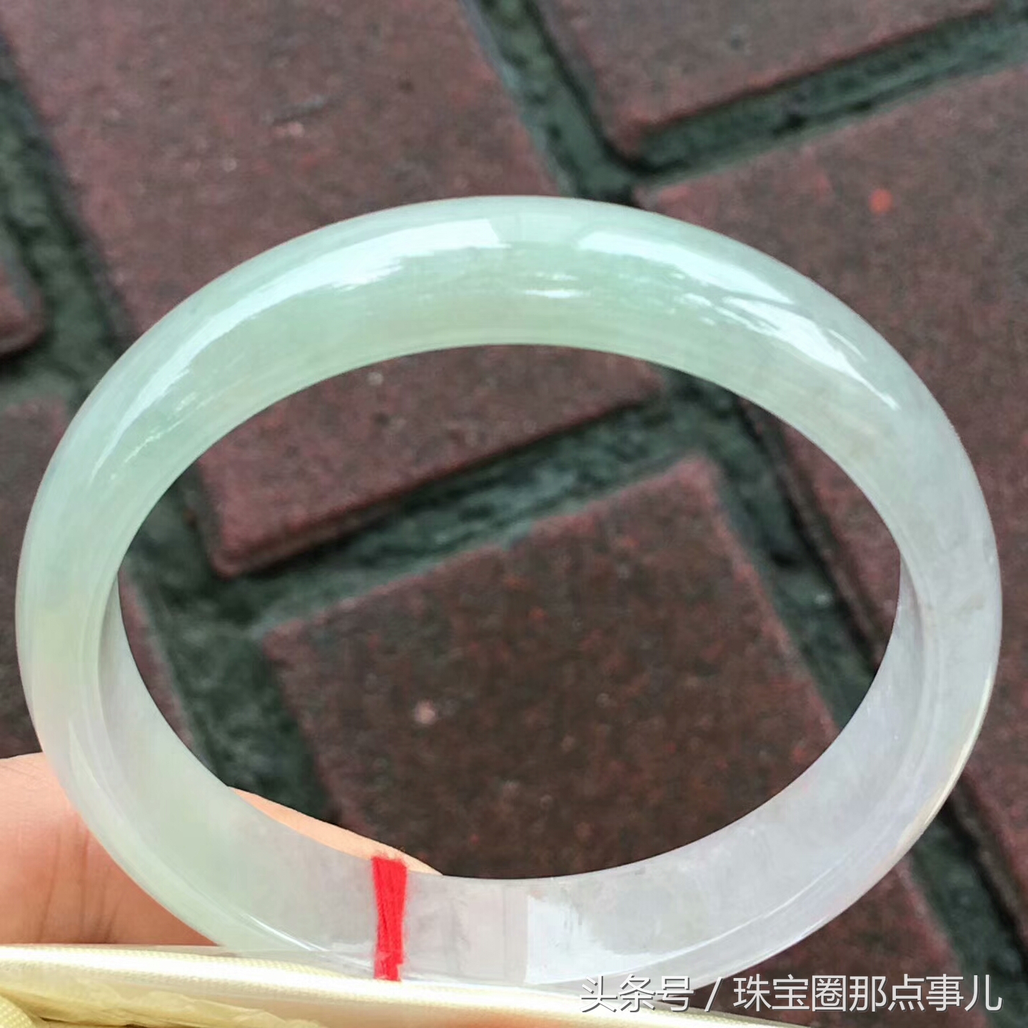 万元左右的玉手镯值得买吗,万元左右的翡翠镯芯料