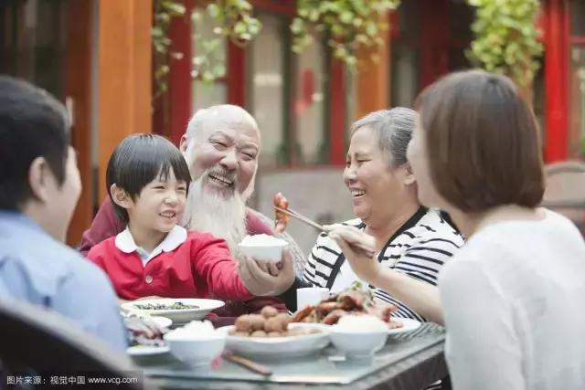 圆形餐桌好还是长方形餐桌好,圆形餐桌选什么样的好
