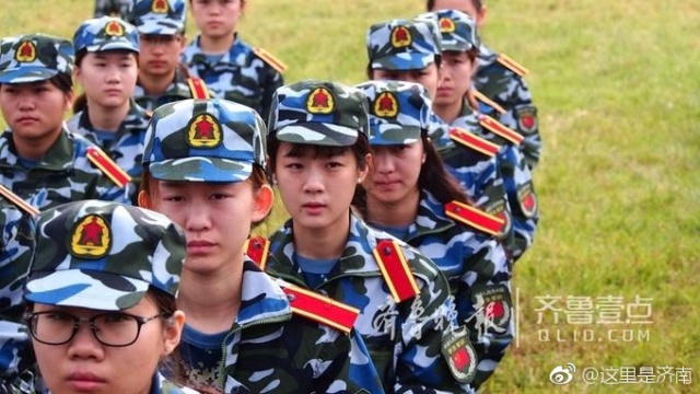 日头高高挂军训的姑娘晒黑啦