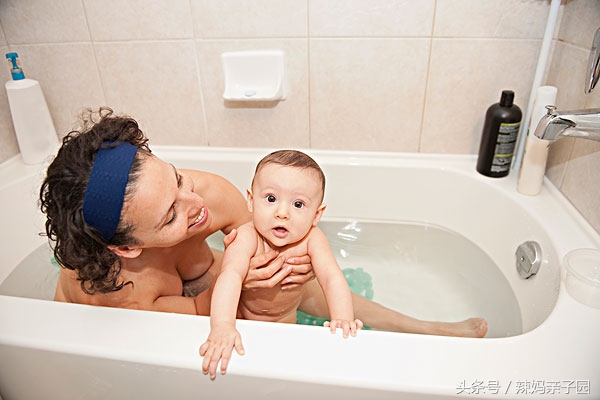 宝宝爱摸「下面」怎么办?家长再尴尬这两件事也不要做