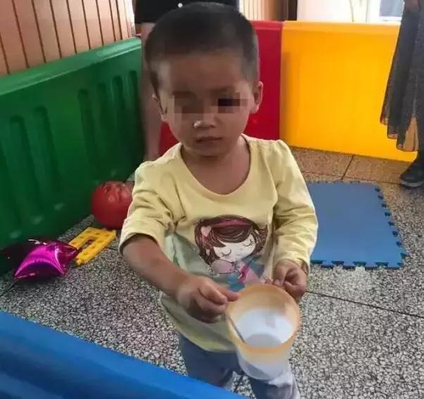 女白领醉酒后回家,28岁女孩深夜醉酒