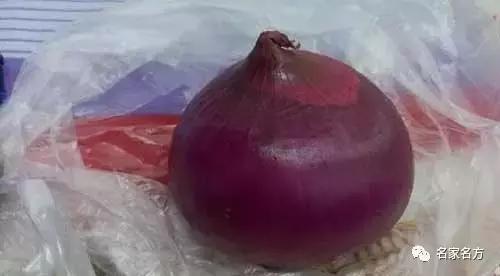 你的骨头正在泡沫化!知名康复专家:一颗洋葱就能帮你找回骨本