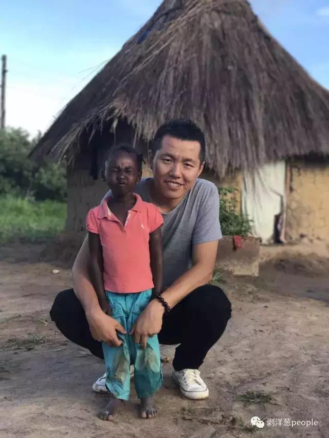 “非洲儿童举牌”引争议拍摄者:我不可耻,值得表扬