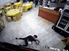 吴镇宇说自己火大动态图,吴镇宇发飙摔倒视频