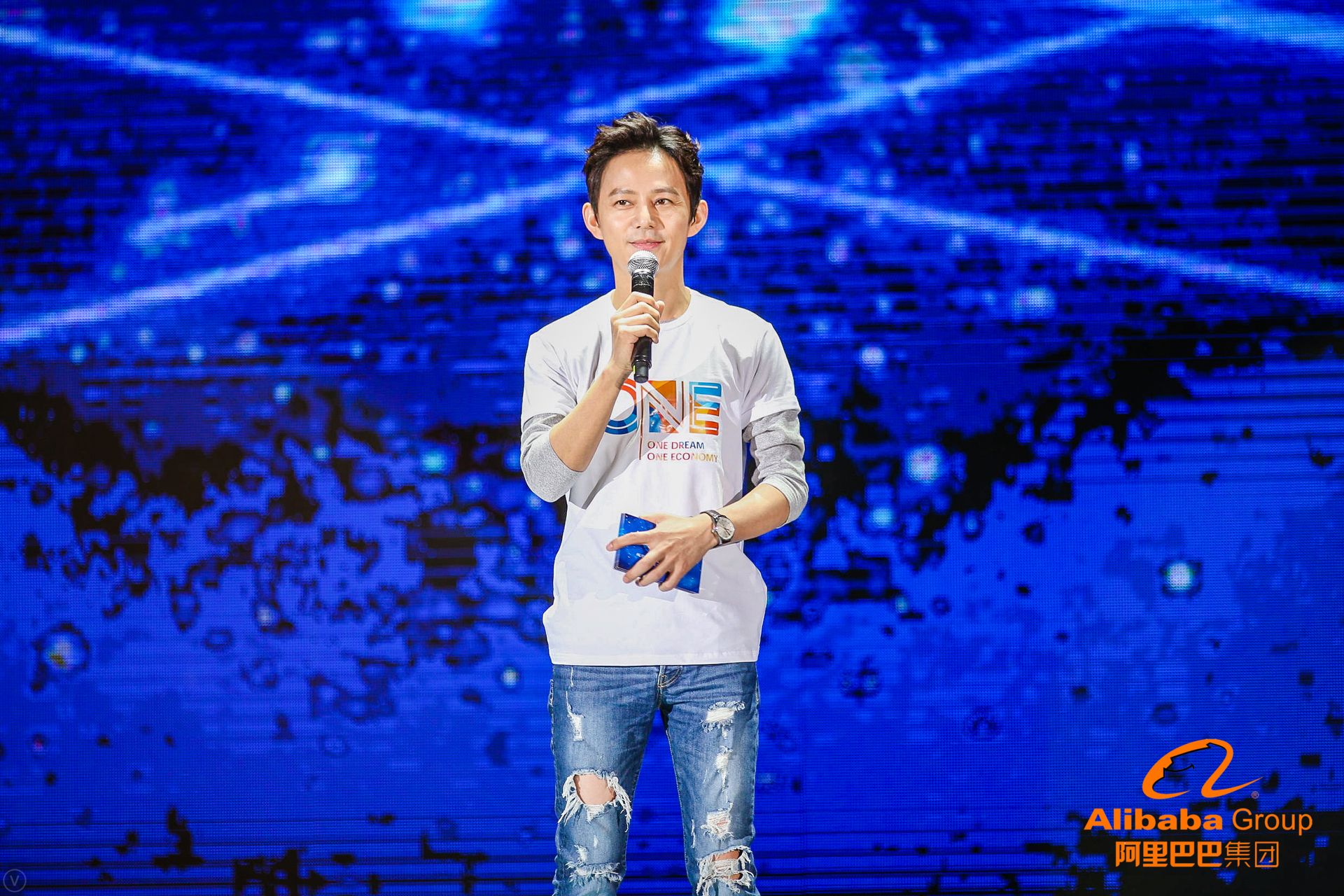 这些高清大图告诉你，今天刷屏朋友圈的阿里年会到底在玩什么？