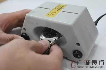 防水200米手表可以戴着洗澡吗,手表防水要充气吗